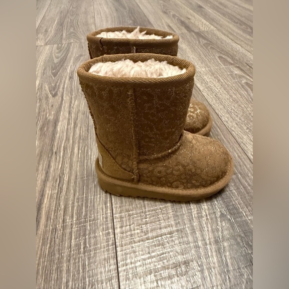 UGG GIRLS CLASSIC II GLITTER LEOPARD Cheetah BOOT SIZE 6 KIDS CHESNUT - Picture 2 of 9